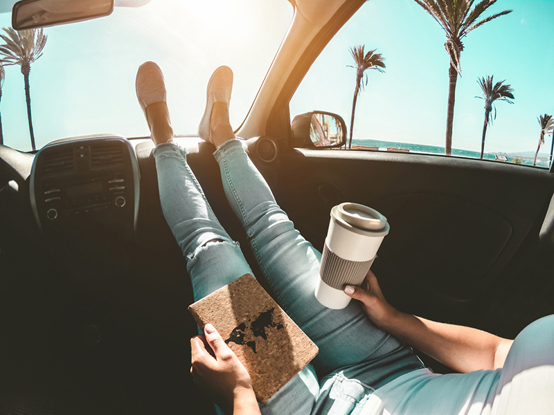menina no intercâmbio, dentro do carro na praia